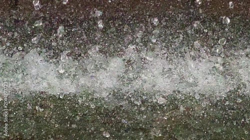 公園の噴水から流れる水泡と水しぶき