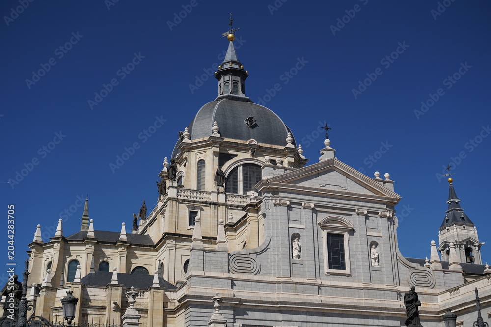 Obraz premium Almudena Cathedral dome facade and blue sky, Madrid, Spain