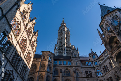 Foto Dramatic low-angle view of the ornate neo-Gothic courtyard and central tower of