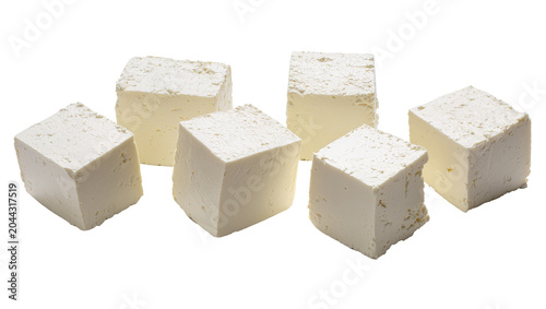 Foto Six cubes of white feta cheese arranged on a white surface