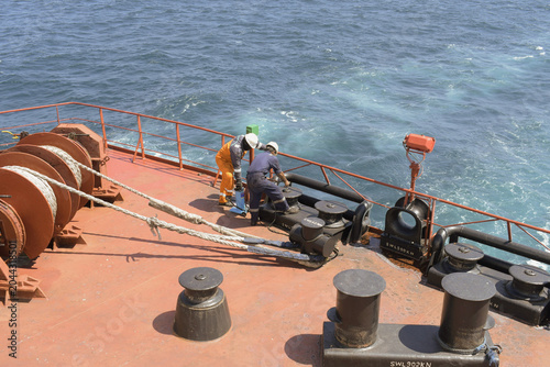 Cuadro en lienzo maritime crew greasing fairlead rollers and inspecting mooring arrangements on t