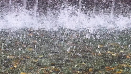 公園の噴水から流れる水泡と水しぶき