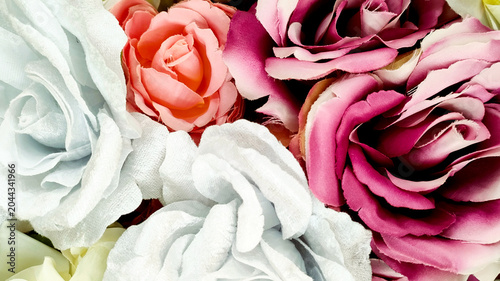 Photos Artificial rose flowers in colorful floral arrangement