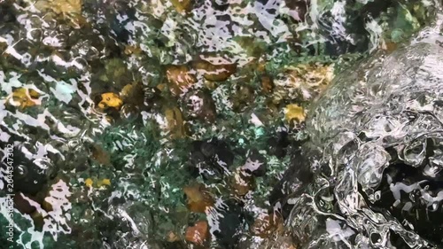噴水から流れる水泡のマクロショット