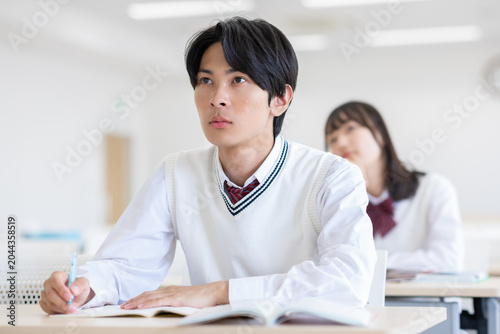 授業を受ける高校生