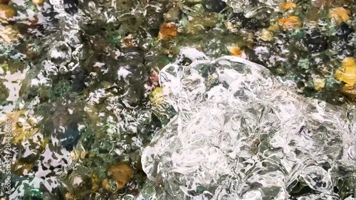 噴水から流れる水泡のマクロショット