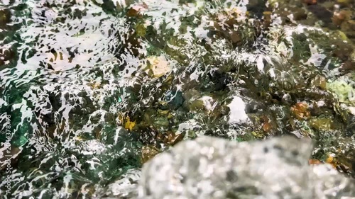 噴水から流れる水泡のマクロショット