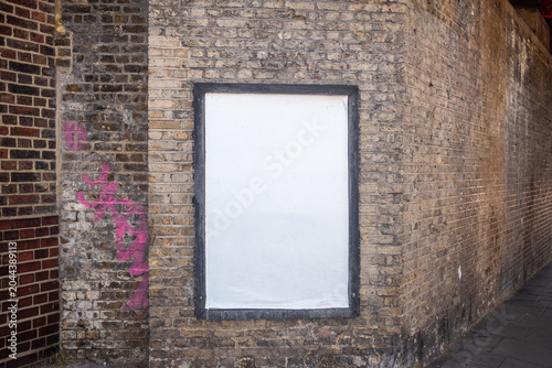 Foto LONDON - Blank advertising hoarding mockup on old brick railway bridge