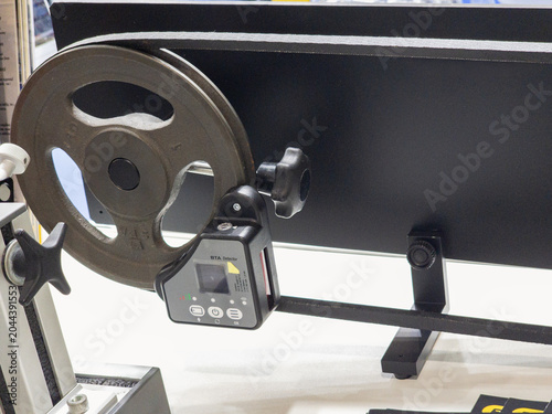 Quadro em tela Laser Belt Alignment Detector Tool Mounted on Pulley for Industrial Machinery Ma