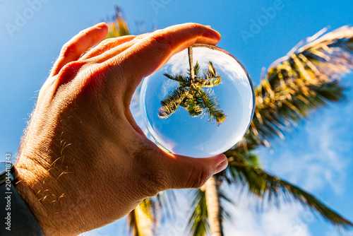 Paisaje reflejado en una bola de cristal, en Puerto de la Cruz.