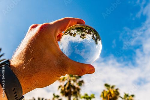 Paisaje reflejado en una bola de cristal, en Puerto de la Cruz.