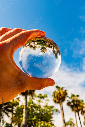 Paisaje reflejado en una bola de cristal, en Puerto de la Cruz.
