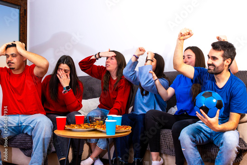 Foto Friends watching international soccer tournament with mixed feelings at home