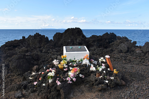 Obraz na plátně Memorial Monument to Manuel Machado da Silva on the Black Lava Coast of Faja da
