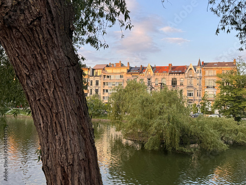 Sonnenbeschienene Fassaden an den Teichen von Ixelles, Brüssel, Belgien