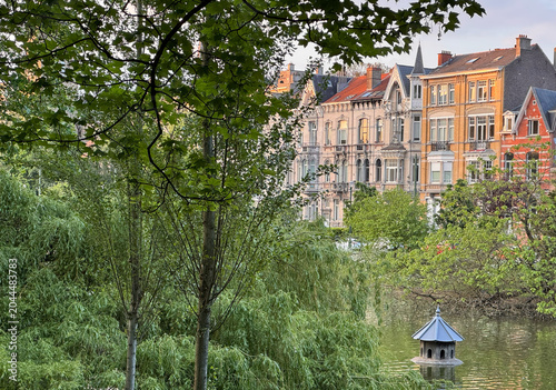 Sonnenbeschienene Fassaden an den Teichen von Ixelles, Brüssel, Belgien