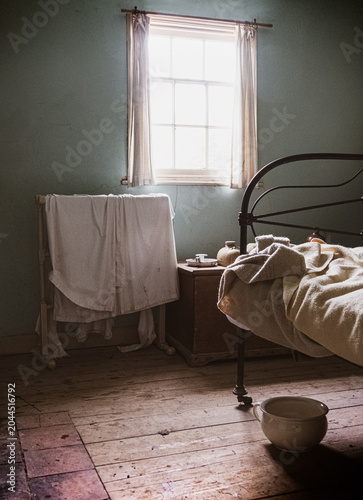 Tableau sur toile Chamber Pot Under An Iron Bedstead In An Old Fasioned Cottage