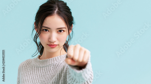拳を突き出す日本人女性