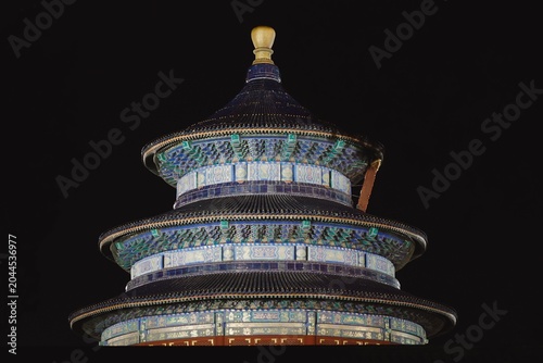 Quadro su tela The magnificent Hall of Prayer for Good Harvests at the Temple of Heaven lit up against the dark night sky, Beijing, China