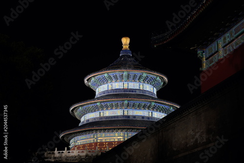 Φωτογραφία The magnificent Hall of Prayer for Good Harvests at the Temple of Heaven lit up against the dark night sky, Beijing, China