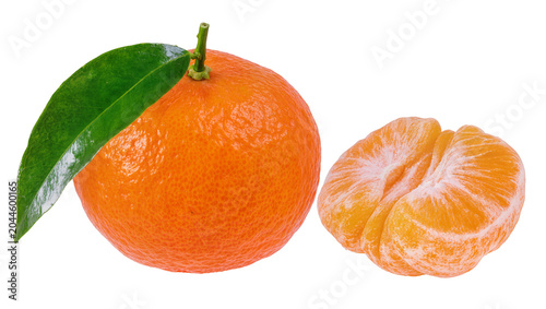 Foto Whole tangerine with green leaf and peeled segments