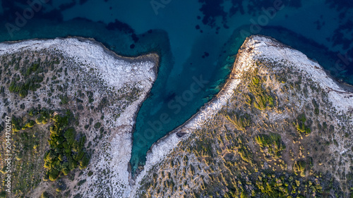 Fotografia Aerial view of a rocky coast and turquoise bay