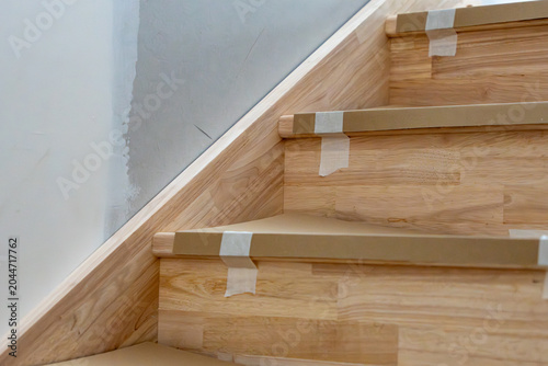 Bild auf Leinwand Escalier en cours de rénovation sur un chantier, montrant une montée d’escaliers en travaux avec matériaux bruts, ambiance industrielle et perspective de construction
