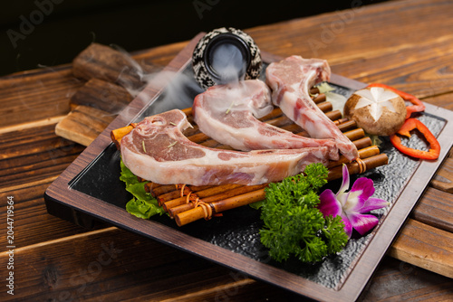 노릇하게 구운 고급 양갈비 구이 숄더랙 프렌치랙 숯불 바비큐 양고기 식재료 Grilled Lamb Chops Premium Mutton Ribs Sholder Rack Charcoal BBQ 烤羊排 羊肉 烧烤 顶级食材 羊 가리비 韩国料理 ラムチョップ 羊肉 焼き肉 炭火焼き 高級食材 バーベキュー Chuletas de Cordero Côtes d'Agneau G