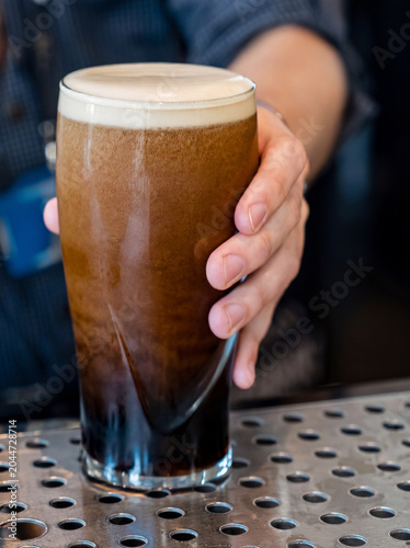 Εκτύπωση καμβά Pint of stout beer being served by bartender