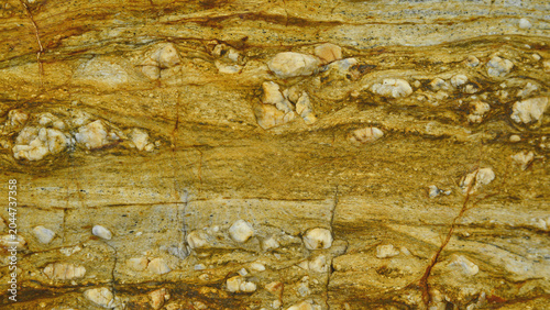 Foto A strange sedimentary rock formation resembling conglomerate.