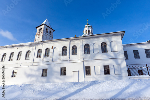 Foto The Vvedenskaya Church and exterior of the Transfiguration Monastery in Yaroslavl, Russia