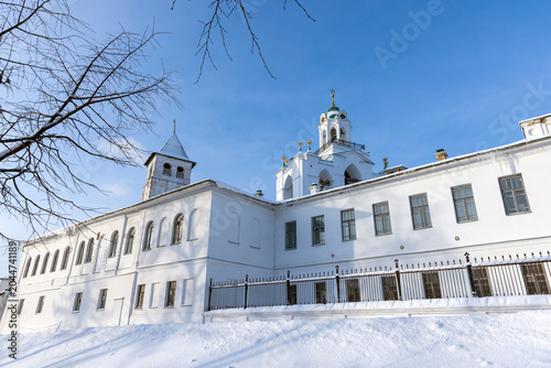 Foto The Vvedenskaya Church, belfry and exterior of the Transfiguration Monastery in Yaroslavl, Russia