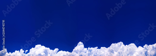 青空にそびえる白い入道雲の夏空背景