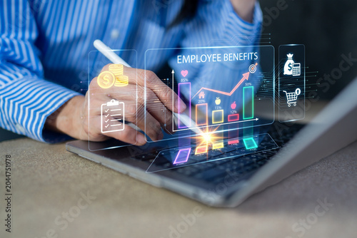 Foto HR manager analyzing employee benefits and financial compensation package on lap
