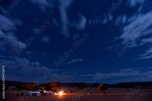 Foto Starry sky over the nomadic village of Al Bayyedh, Mauritania