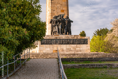 Foto Close up of the bronze partisan sculpture group at the Freedom Monument on Iriski Venac, Serbia