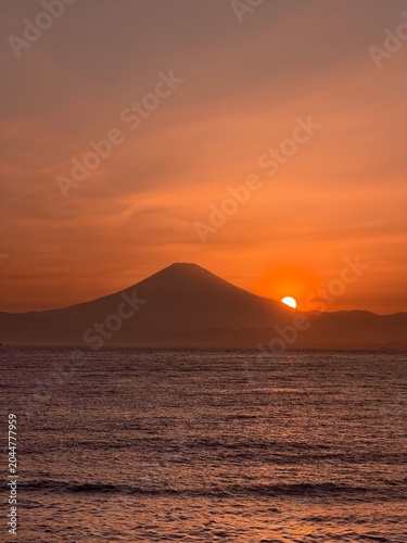 Schilderij op canvas Sunset over ocean with cape silhouette near Mt. Fuji
