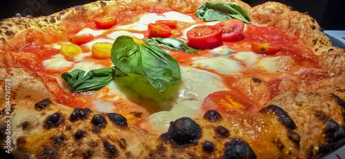 Foto Close up of authentic Neapolitan pizza Margherita with fresh basil