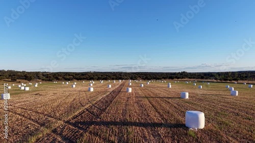 Seguimiento aéreo de terreno cosechado con almacenamiento de forraje encintado