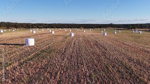 Imágenes con dron de forraje ensilado almacenado en campo tras la cosecha