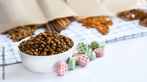 Fotografía Bowl of teasty food and few snacks ready for dog's lunch