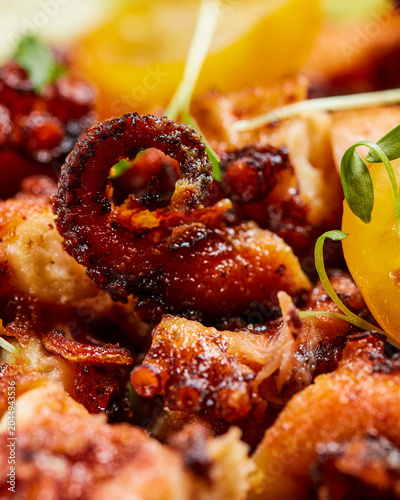 Pulpo a la parrilla con limón y vegetales en primer plano