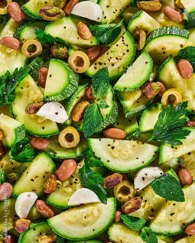 Ensalada de calabacita con pistaches y aceitunas en primer plano
