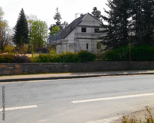 Fassadenarbeiten an einem Wohnhaus im Dorf
