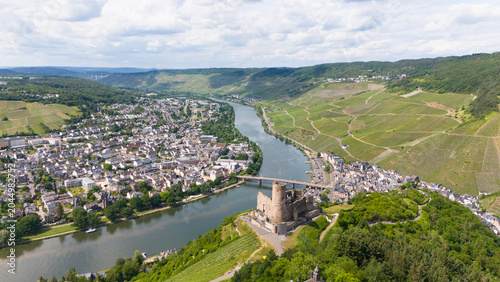 Εκτύπωση καμβά Moselle Valley, aerial view of mosel river, Landshut castle and vineyards, Bernk