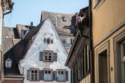 Detail pittoreskes mittelalterliches Giebelhaus mit weißem Kalkputz, Maueranker in S-Form, Sprossenfenstern mit Fensterladen und ovalem Fenster im Seitenlicht in der Inselstadt von Bamberg