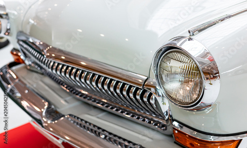 Canvastavla Close-up of the round headlamps of a white classic car