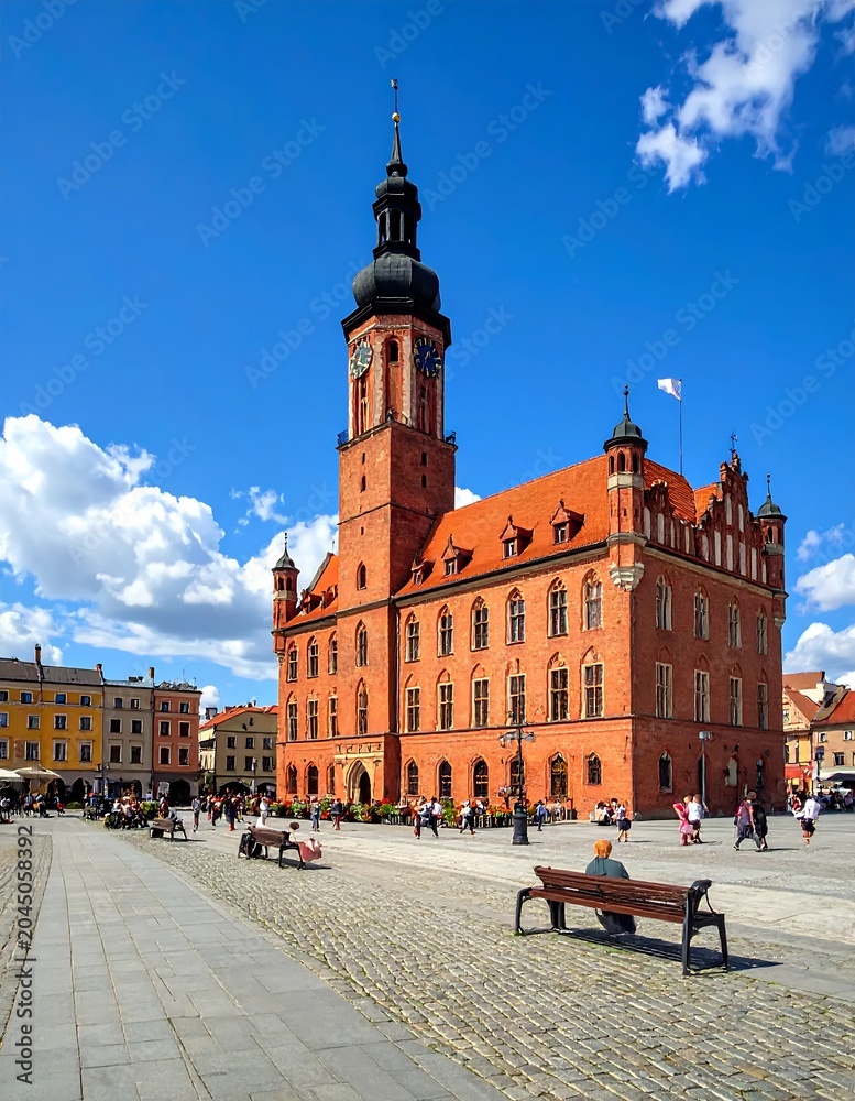 Obraz premium Historic Red Brick Town Hall Standing in Sunny European Market Square