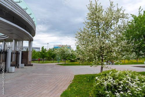 Foto Main entrance to UGMK Park in spring on cloudy day in town Verkhnyaya Pyshma