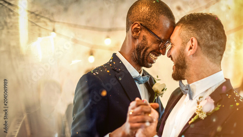 Fotografía Joyful couple celebrating love photo